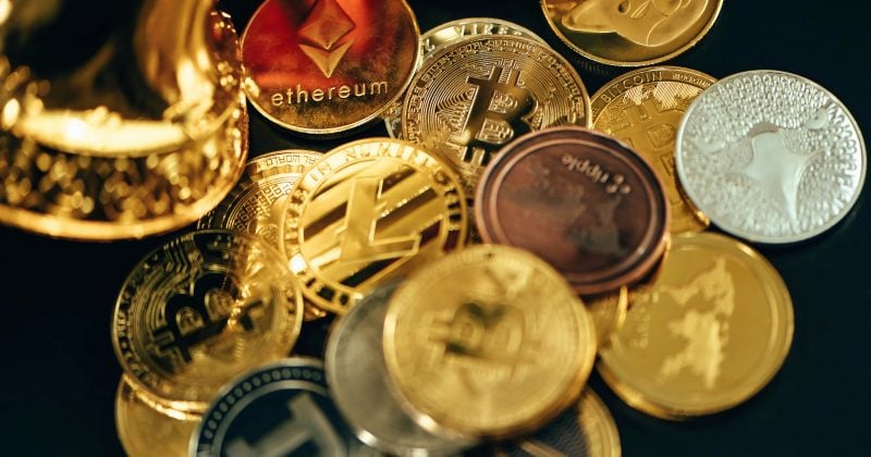 Crypto funds shed $952M but XRP and Solana buck the outflow trend